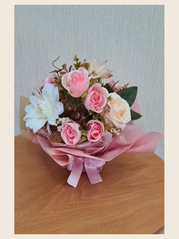 Bela Flor arranjo em tons rosa pastel com flores brancas