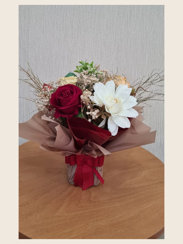 Delicada arranjo de rosas vermelhas com lisianthus branco