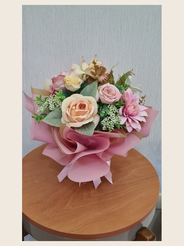 Essência Floral buquê de rosas champagne e rosadas