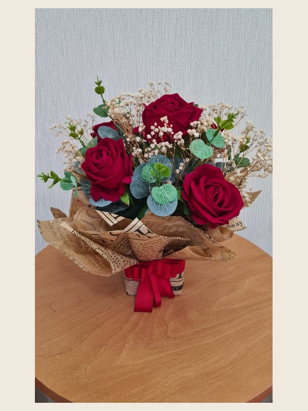 Jardim de Amor buquê de rosas vermelhas, gipsofila e eucalipto com embalagem estilo coreano