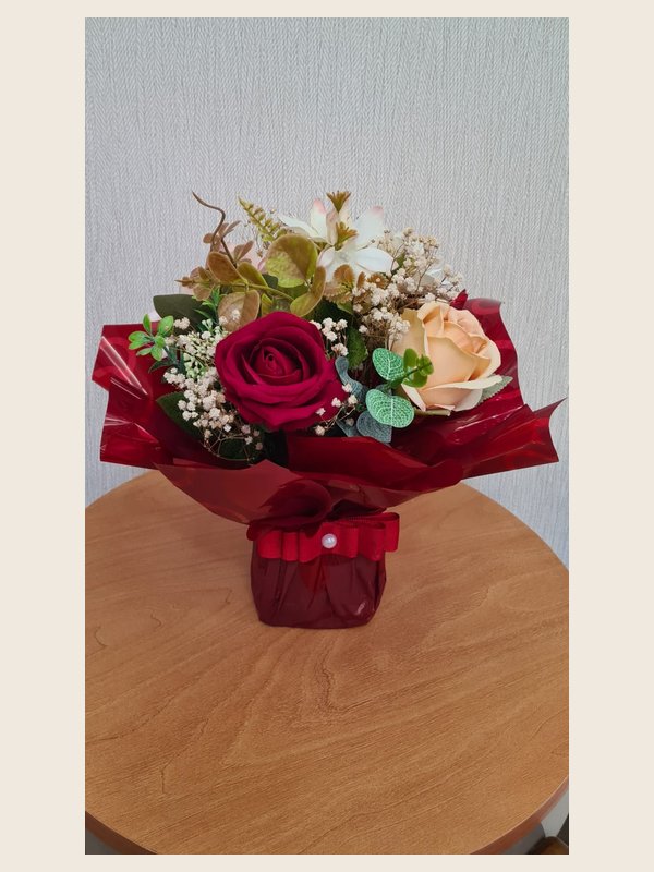 Pérola Floral mix de flores vermelhas, brancas e bege em base rústica