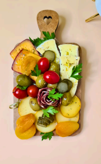 Mini Tábua Encanto com queijos nobres e salame artesanal